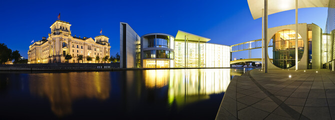 Naklejka premium berlin government buildings at night