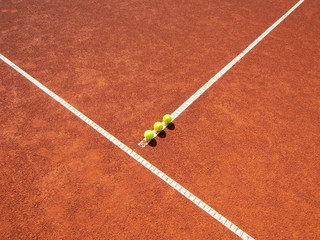Tennisplatz Linie mit 3 Tennisbällen 34