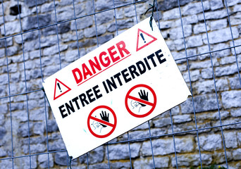 panneau interdiction danger