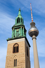 Berliner Fernsehturm und Marienkirche © Christian Müller