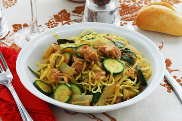 面食与金枪鱼和西葫芦