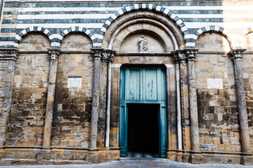 Fototapeta na wymiar Ozdobny Biały i Czarny Kościół w Volterra, Toskania, Włochy