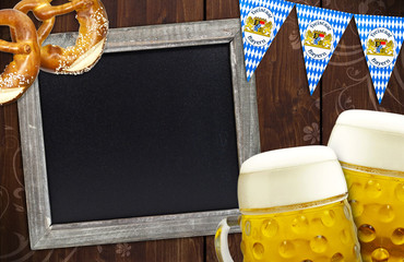 Tafel mit Oktoberfest auf Holz Bretzel und Wimpel, Glas
