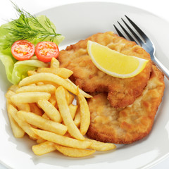 Schweineschnitzel Wiener Art mit Pommes frites