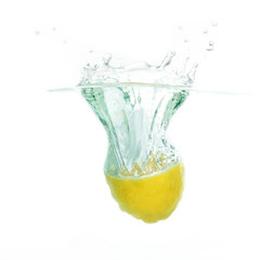 Fototapeta na wymiar Lemon wpadnięciem do wody
