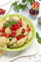 pasta fredda conchiglie al pomodoro e zucchine