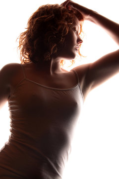 Eine Frau im Profil mit sichtbarem Nippel unter durchsichtigem Shirt