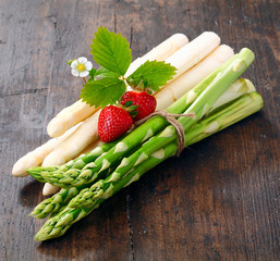 Decorative bunches of green and white asparagus