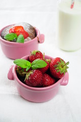 Fresh strawberries in bowl