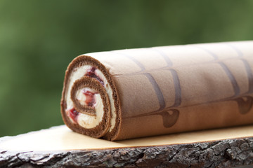 Biskuitrolle auf Holzteller