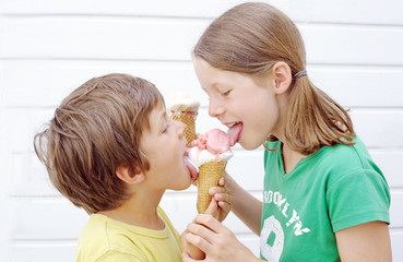 Kinder beim Eisessen
