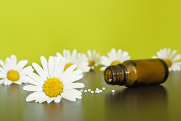 Homöopathisches Medikament mit Kamillenblüten