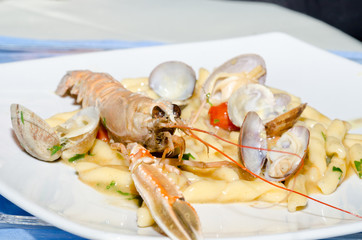 Fusilli di pasta fresca con scampo e vongole