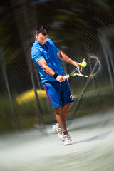 Tennisspieler bei der Rückhand