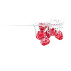Himbeeren fallen ins Wasser