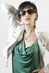 Ragazza con occhiali moda