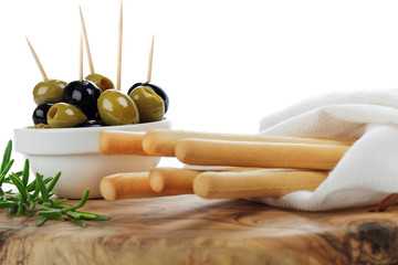 Grissinis und Oliven