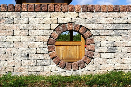 Mauer mit einem Loch in der Mitte