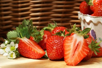 Frische Erdbeeren - halbiert mit Blüten