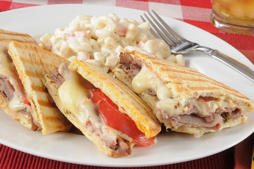 Roast beef panini with macaroni salad