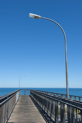 Fototapeta premium Nieskończoność mostu promenady rozciągającej się na tle oceanu