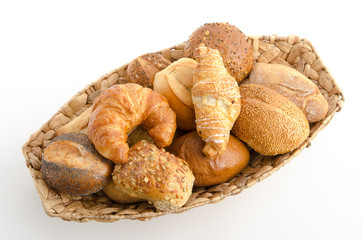 Brötchenkorb mit Brötchen und Croissants