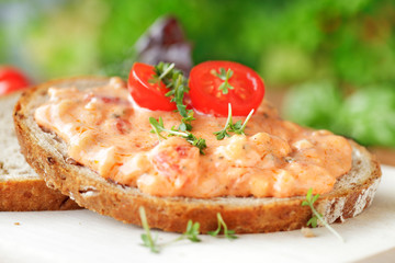 Brot mit Tomaten- Mozzarella- Creme