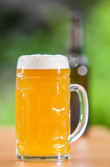 Bierkrug im Garten
