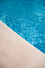 Fototapeta na wymiar Biały i niebieski przy basenie