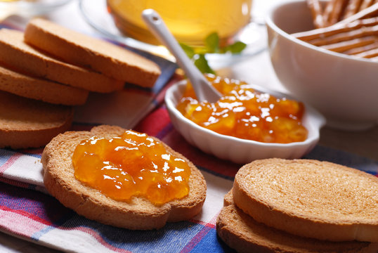 fette biscottate con marmellata