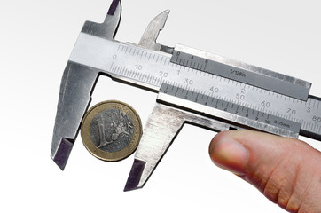 Eine Hand misst Euro
