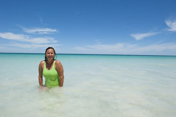 Fototapeta na wymiar Szczęśliwa kobieta całkiem raj tropic holiday
