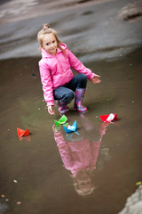 Fototapeta premium girl playing in puddle