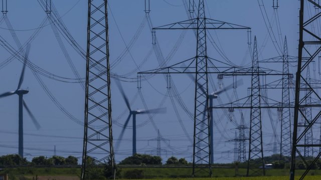 Wind Turbinen mit &Uuml;berlandleitungen