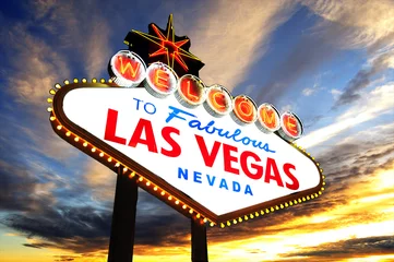 Fotobehang welkom bij Fabulous Las Vegas Sign bij zonsondergang © somchaij