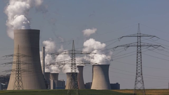 Power plant with huge cooling towers