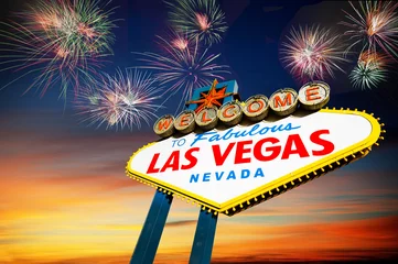 Zelfklevend Fotobehang welkom bij Fabulous Las Vegas Sign met vuurwerk © somchaij
