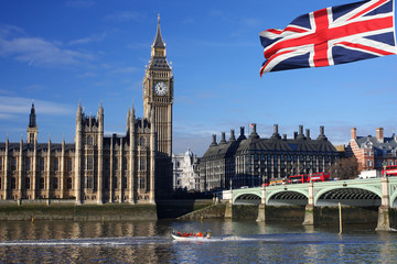 Fototapeta na wymiar Big Ben z łodzi miasta w Londyn, UK