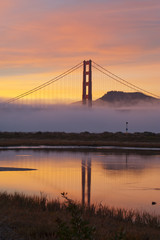 Fototapeta na wymiar Golden Gate Bridge na zachodzie słońca