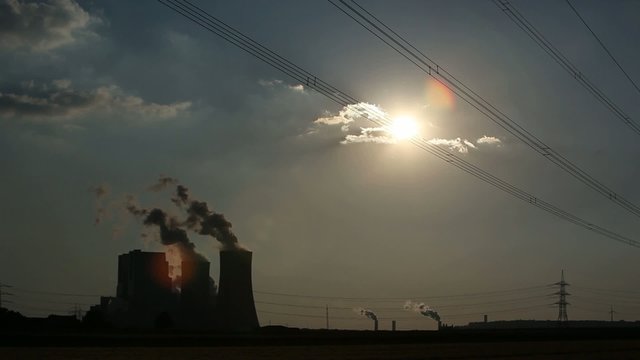 Power plant with huge cooling towers