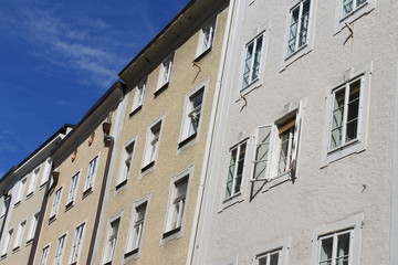 Fototapeta na wymiar historische Reihenhäuser in der Salzburger Altstadt