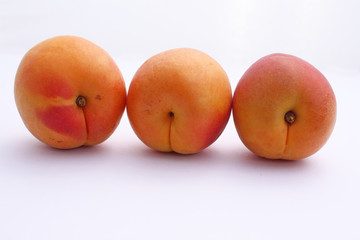 Fototapeta na wymiar 3 abricots