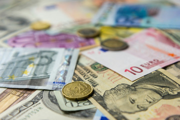 Obraz na płótnie Canvas Banknotów euro i dolara i monety