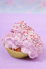 pink cupcake mit streusel