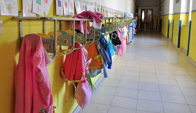 Grembiuli in corridoio di scuola materna