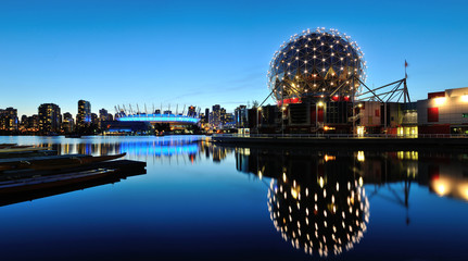 Naklejka premium Vancouver Science World i BC Stadium nocą