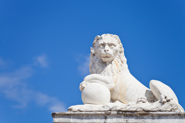 Fototapeta na wymiar posąg lwa w stylu rzymskim