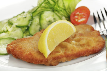 Schweineschnitzel mit Gurkensalat
