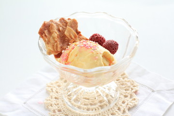 Ice cream with crispy almond cookie