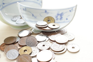 Japanese coins in broken bowl for economic image